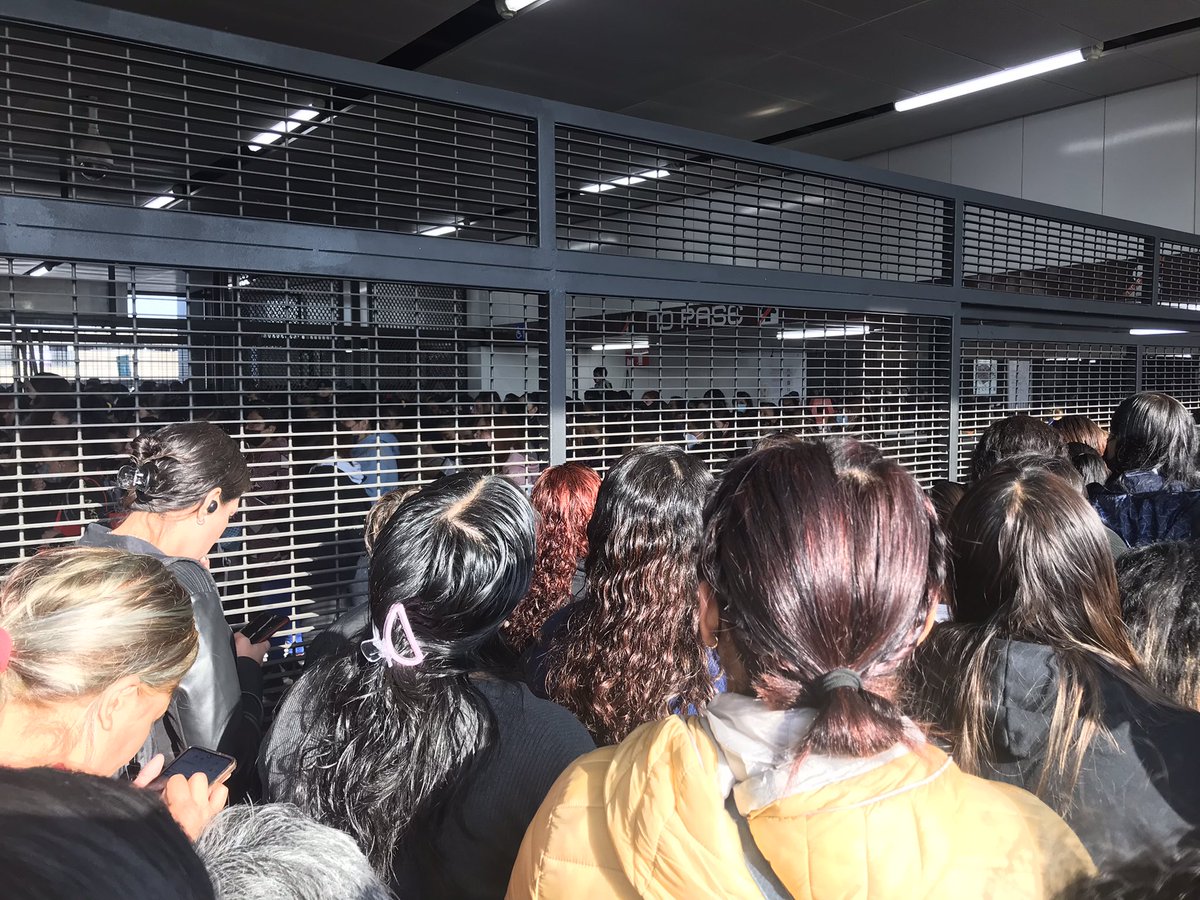 AdriGarRo2's tweet photo. Así el #metrocdmx, Pantitlán línea 9 https://t.co/5bn9jG7Xjx