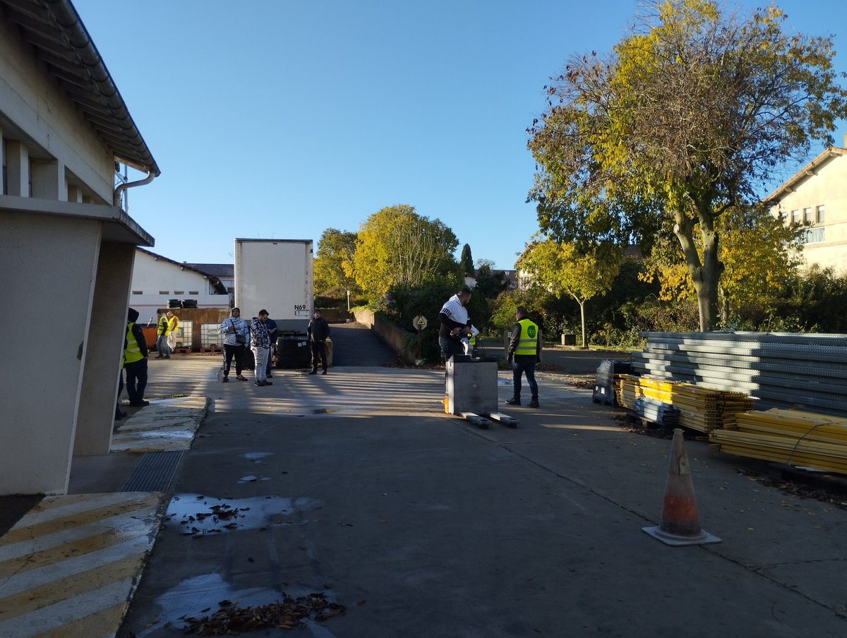 Plus de 60 demandeurs d'emploi sont venus découvrir et tester la préparation de commandes lors de cette matinée organisée par l AFPA, Carrefour supply chain et #poleemploi Nîmes 7 Collines : conduite chariot autoporté, préparation de commandes et rencontre avec les professionnels
