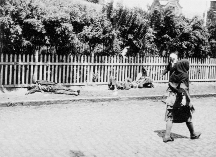З архіваў галадамору ў Беларусі. Даклад з Нараўлянскага раёна: 

«На гэтых днех гр. в. Цiхiн (Акопскага сельсавета) Сiкорская ноччу зарэзала сваего 9-гадовага дзiцяцi. Частку унутраносьцей пасьпела поесьцi, назаўтра ўтопiла другога дзiцяцi i памерла сама ад iстошчэньня».