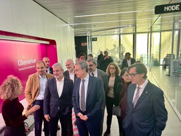 👀🔝 El president del Foro de la Contratación  Socialmente  Responsable, Rodríguez Zapatero, <a href="/salvadorilla/">Salvador Illa Roca</a>, el regidor Joan Ramón Riera, <a href="/jaumecollboni/">Jaume Collboni</a> i <a href="/AlbertDalmau/">Albert Dalmau Miranda</a> han aprofitat l'acte per visitar el #Cibernàrium, el Barcelona International Welcome Desk i la #ITAcademy.