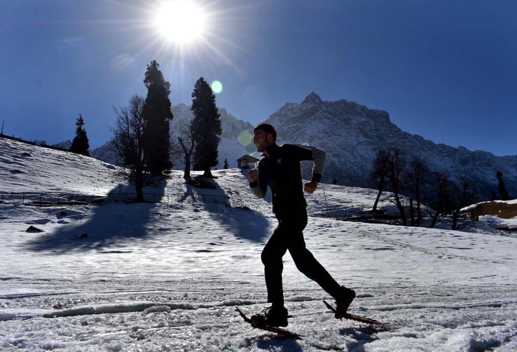 JandKTourism's tweet photo. Welcoming winter with the first ever Snowshoeing event at Sonamarg! Credit:J&amp;K Snowshoeing Association. #snow #snowshoeing #Kashmir #sonamarg #winter #adventure #JammuAndKashmir #tourism https://t.co/PCgbtD4HgH