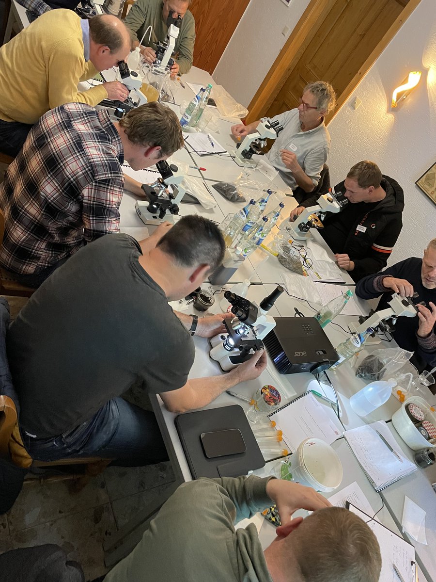 🇩🇪Première formation sur l'utilisation du microscope en Allemagne
➡️10 agri &amp; 1,5 jours de formation pour maitriser l'utilisation du microscope: vérifier la qualité biologique des produits &amp; leurs effets !
#landwirtschaft #notillfarming #tco #bodenbiologie #ACS #biologiedusol