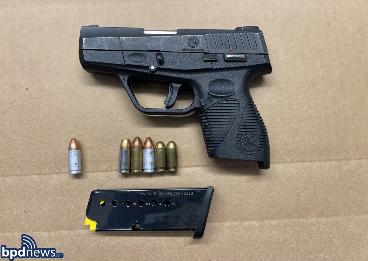 bostonpolice's tweet photo. Officers Recover a Loaded Firearm After a Traffic Stop in Dorchester https://t.co/UMZ4Td01Ay https://t.co/1VRkTnPS5M