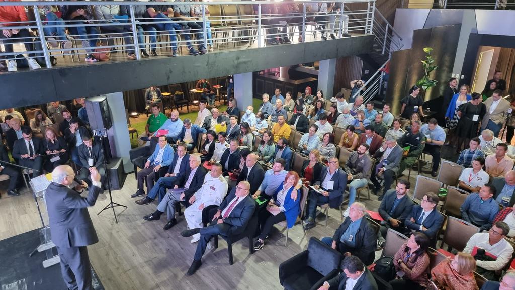 #Zulia | Participamos en el Foro Nacional Pesquera y Acuícola, esto en el marco del XXII Aniversario de la Asociación de Productores de Camarón de Venezuela (Asoproco), un sector estratégico, de gran importancia para el fortalecimiento de la economía nacional.
<a href="/NicolasMaduro/">Nicolás Maduro</a>