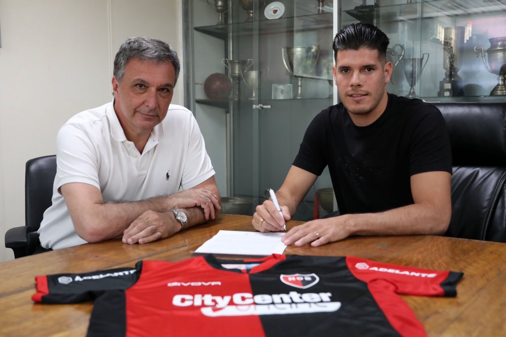 Newells's tweet photo. Guillermo Ortiz se convirtió en jugador leproso

El defensor de 30 años surgido en nuestro club llega a préstamo hasta diciembre de 2023 📝 https://t.co/sml8N1tvoo

¡Bienvenido! 🔴⚫️ https://t.co/lc5kjgCHos
