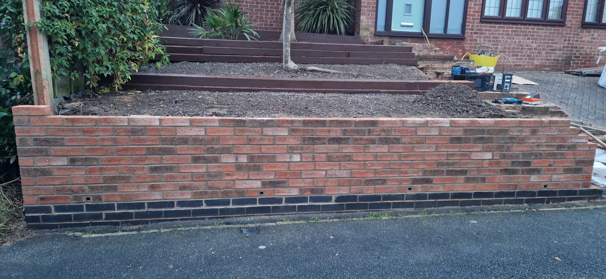 GandJLandscapes's tweet photo. The new retaining wall is coming along nicely 😃 #Nottingham #landscaping #gardedesign #carlton #Creatingyourperfectspace https://t.co/ACv8ewDpsb https://t.co/yooSChAUhX