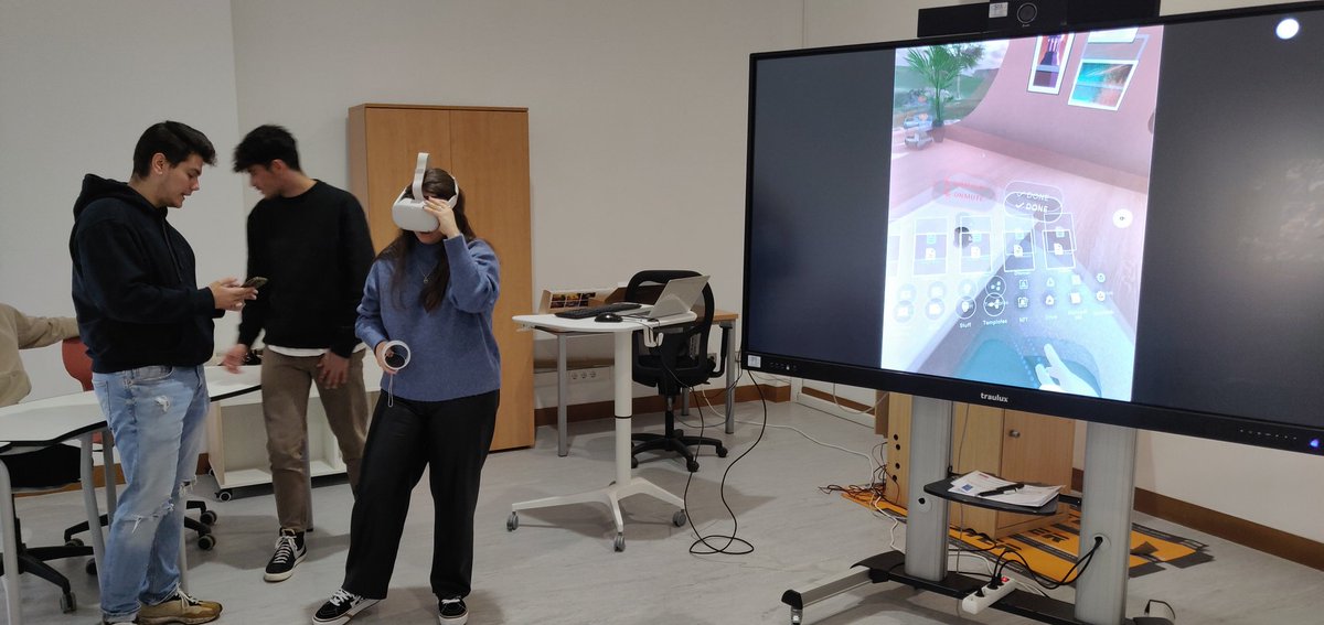 TICE_UCLM's tweet photo. Realidad virtual, realidad aumentada a través del metaverso. Tecnologías emergentes que sorprenden a nuestros futuros maestros en el aula de #TICEUCLM https://t.co/Dkr1V6I2gj