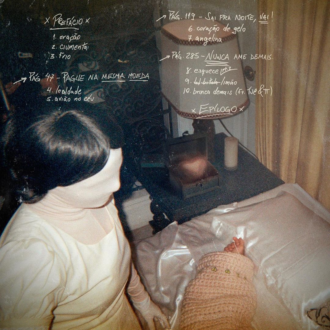 WIU acaba de divulgar a capa e a contracapa do “Manual de Como Amar Errado”, seu primeiro álbum de estúdio.

O projeto contará com 10 faixas, incluindo um feat com Matuê e Teto. 👀