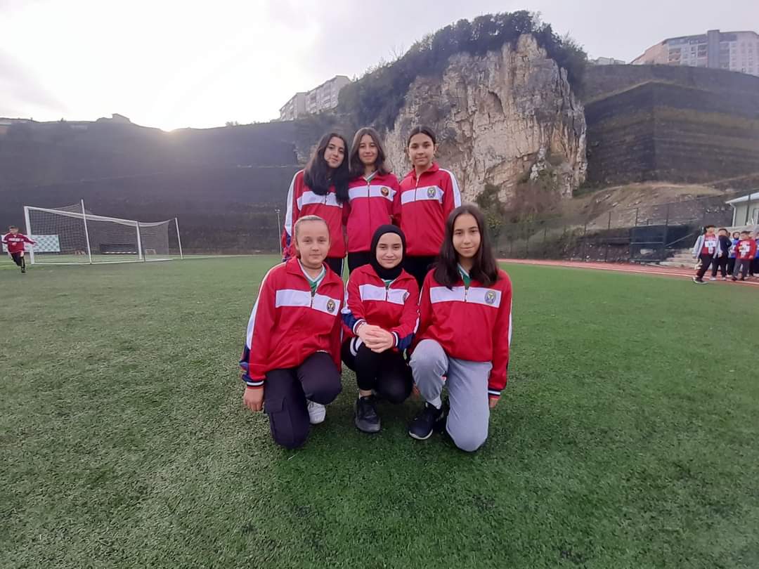 Okul sporları kapsamında düzenlenen kros müsabakalarında öğrencilerimiz Yıldız Kızlar kategorisinde il 1. si , Yıldız Erkekler kategorisinde il 3. sü olmuştur.
Öğrencilerimizi ve emeği geçen öğretmenlerimizi tebrik eder, başarılarının devamını dileriz.
<a href="/cevatcevik67/">Cevat Çevik</a> 
<a href="/AVD37/">Abdulvehap DEMİREL</a>