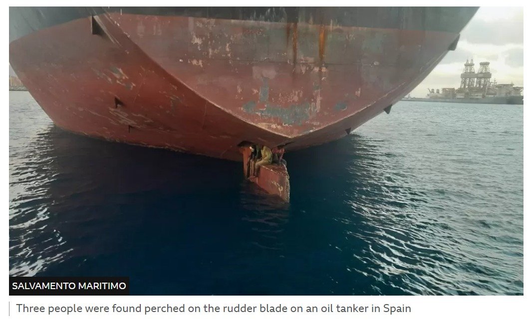 【外電消息】 西班牙政府於 29 日在一艘油輪的舵葉上發現三位偷渡客，目前將他們送往附近醫院接受脫水治療，該油輪曾在海上行駛 11 天，航程超過 2700 海浬，但目前不確定三名偷渡客是否全程都在舵葉。 圖文來源：BBC