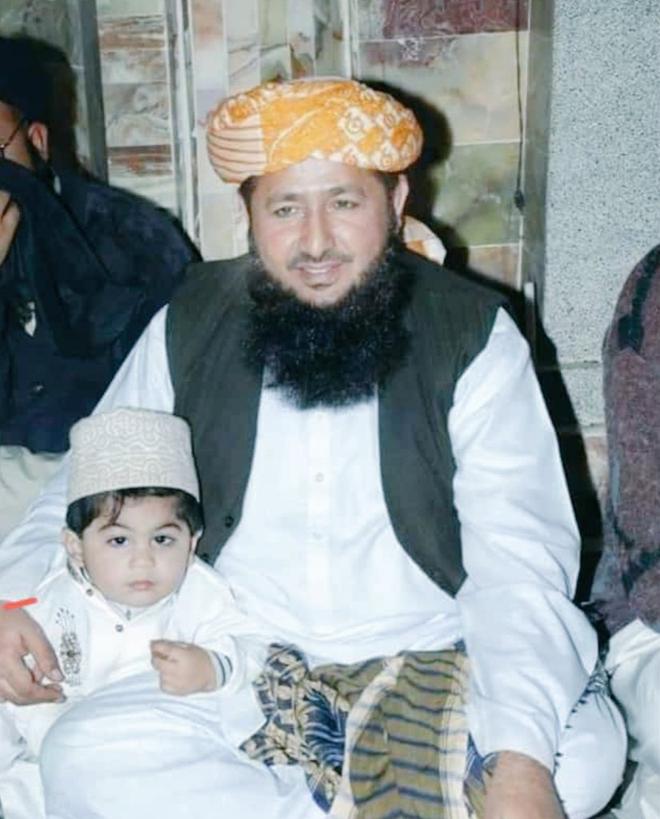 Mumtaz Alam Deen, former senator of MMA, Allama Dr. Khalid Mahmood Soomro, was jailed in Gulshan of Sukkur for fighting the case of Sindh land and serving Islam.
#ٹیریان_کےبھائی_یوتھئے
#سینیٹرڈاکٹرخالدمحمودسومروشہید