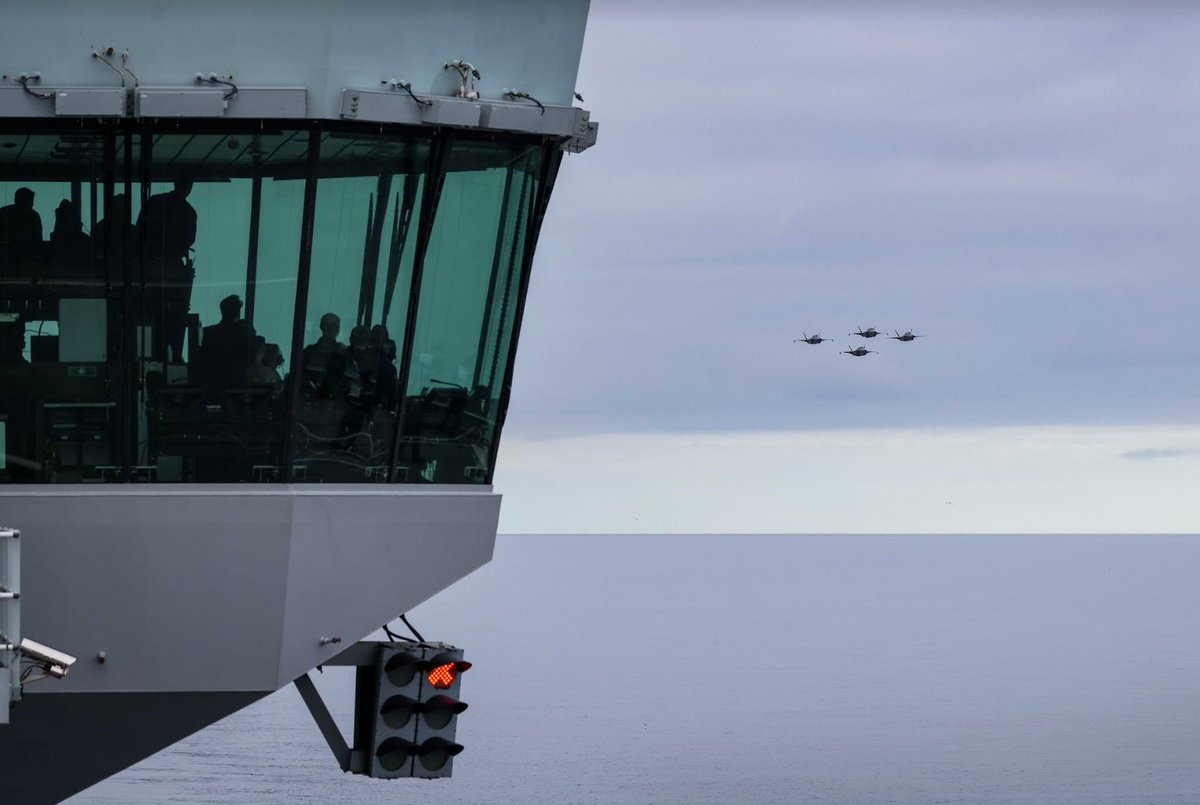 COMUKCSG's tweet photo. And in a flash they were gone ⚡  

@OC617Sqn flying a four ship past @HMSQNLZ.

#CSG22 https://t.co/smxiQeC0oj