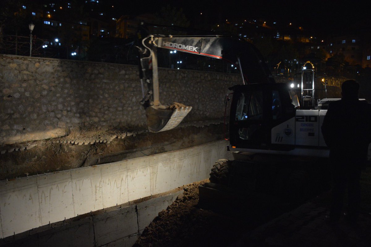 Projemiz kapsamında DSİ tarafından yapımına başlanan dere ıslahı çalışmalarında sona yaklaşırken, Fen İşleri Müdürlüğü'ne bağlı ekiplerimiz de, dere ıslahı güzergahı boyunca kanalizasyon çalışması başlattı. 
#HayırlıOlsun
#ŞemdinliHizmetGörüyor
#ŞemdinlideHizmetVarÇünküBizVarız