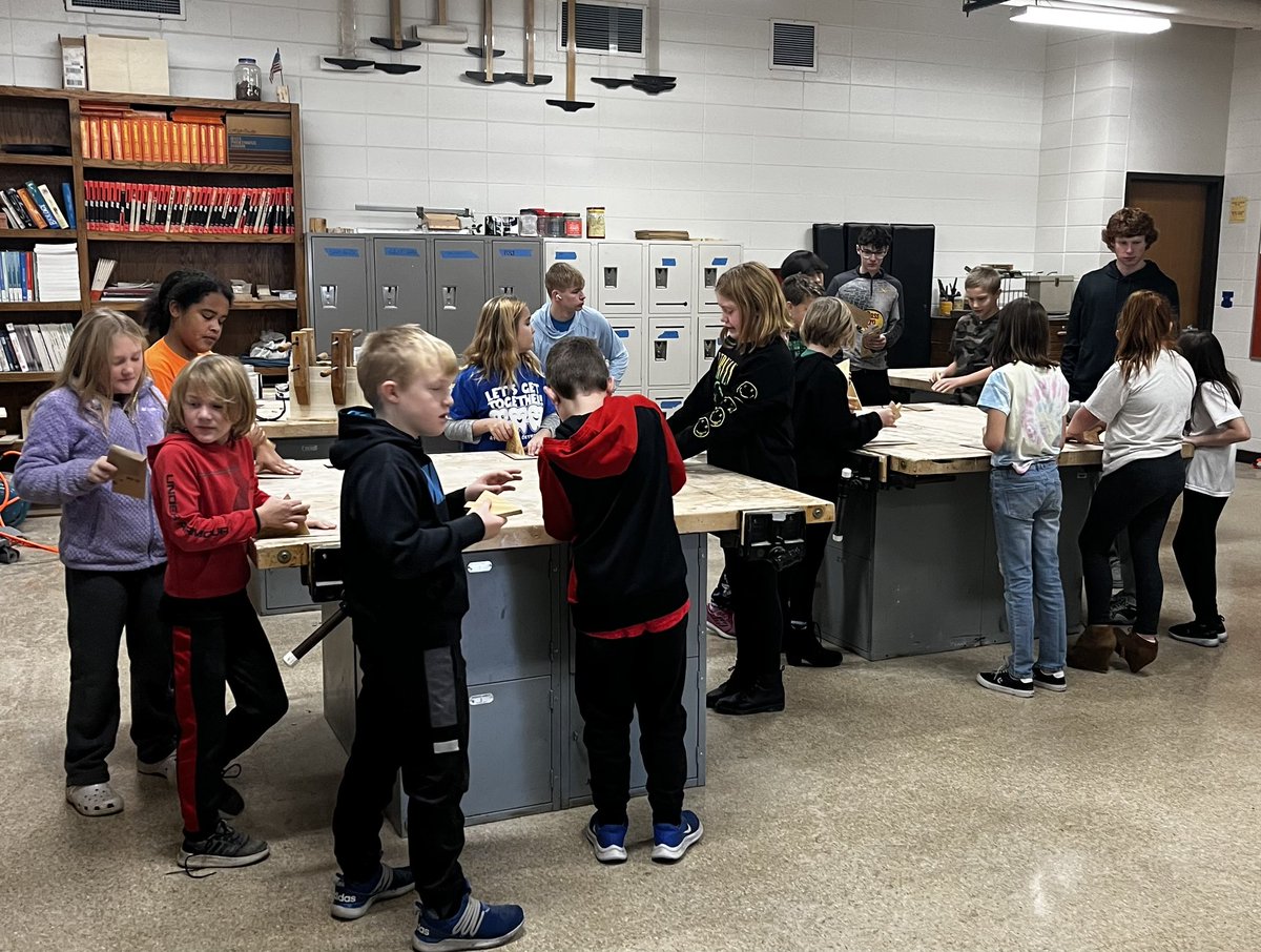 mrsroberts4b's tweet photo. It’s the most wonderful time of the year! 🎄🎶 4th grade started our ornament project today!! My favorite project of the year!! Thank you @_IBHS_BC for always helping our kiddos!! 
#ibtigerpride https://t.co/eNfpfvz6ZG