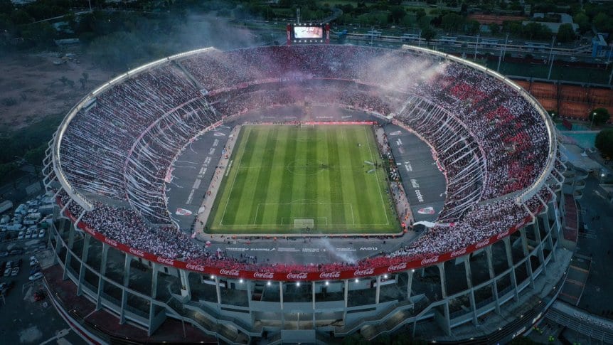 El Estadio Monumental🏟️ de River ⬜️🟥⬜️tendrá más capacidad que la prevista en los planos originales de la remodelación. El proyecto contemplaba un aforo total de 81.000 espectadores, pero finalmente llegará a 84.567. Será el escenario futbolero con mayor capacidad de Sudamérica.