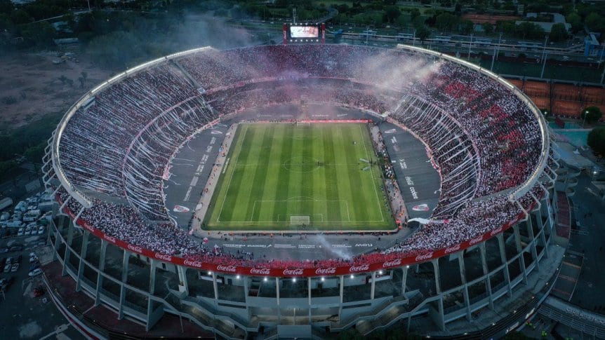 VSportsTM's tweet photo. El Estadio Monumental🏟️ de River ⬜️🟥⬜️tendrá más capacidad que la prevista en los planos originales de la remodelación. El proyecto contemplaba un aforo total de 81.000 espectadores, pero finalmente llegará a 84.567. Será el escenario futbolero con mayor capacidad de Sudamérica. https://t.co/JPaAzAvTUO