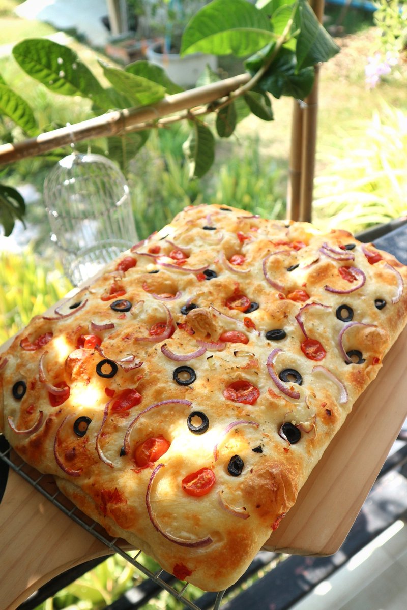 Unbacio_pizza's tweet photo. Focaccia with Tomatoes and olive (Pugliese) ใช้เวลาหมักแป้ง2วัน​ ขึ้นรูป​อบ​อีก1วัน​ ผลที่ได้คือ​กรอบนอก​นุ่มใน​ และหอมมาก😋 https://t.co/JGXliBa6b5