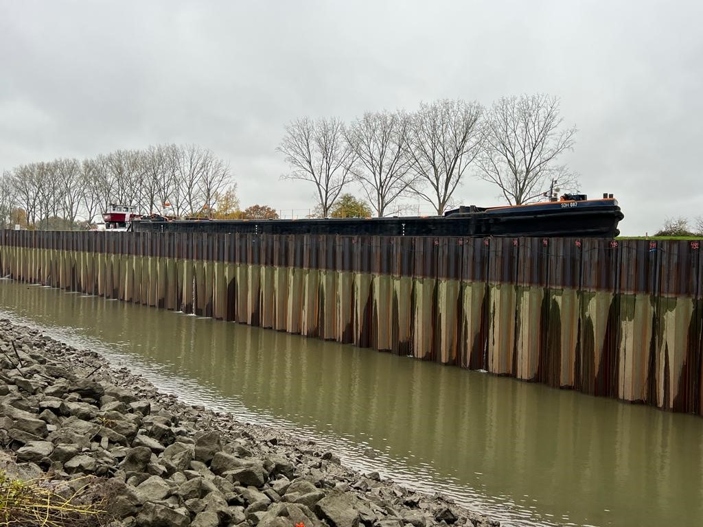 We maken de #Maasroute geschikt voor grote schepen. Daarom verbreden we ook het #Julianakanaal. Hier bij #Berg-Obbicht over zo'n 3 km. De bouwkuip wordt nu leeggepompt zodat we aan de bodem kunnen werken. <a href="/HerikSliedrecht/">Van den Herik</a> 
👉 bit.ly/3FcI9AA