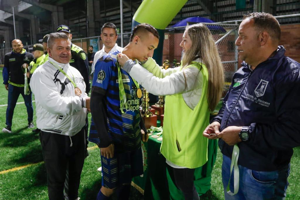 ¡En el #GobiernoDelCambio trabajamos por la Paz Total, a través del deporte! 

Finalizó en #Manizales el #TorneoPorLaTolerancia, un certamen de fútbol 8 que se realizó con el propósito de ayudar a mejorar la convivencia en los barrios de la capital caldense. #PactoPorElDeporte