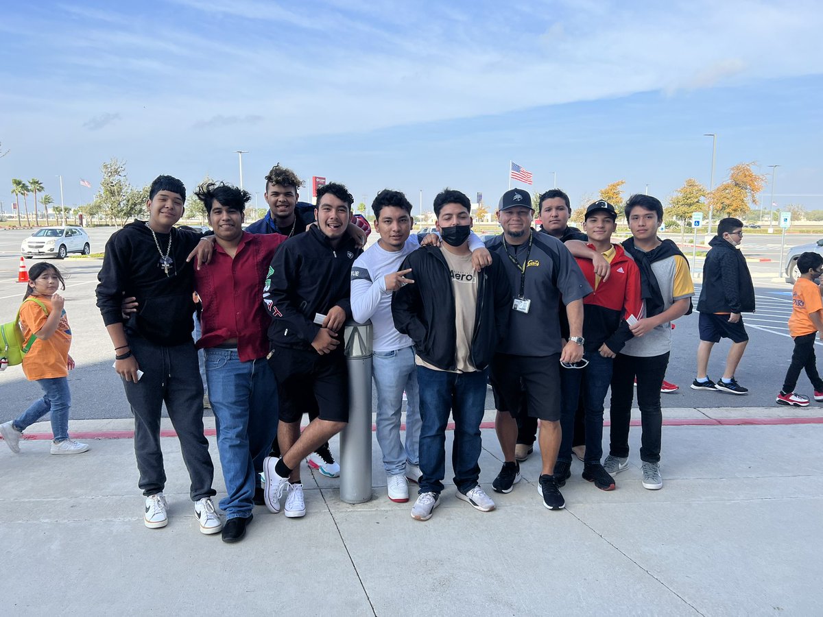 S_Gonzalez956's tweet photo. Rio Hondo HS 
@RGVVipers 🏀 @RHHS_Bobcats https://t.co/br1zhzLjv0
