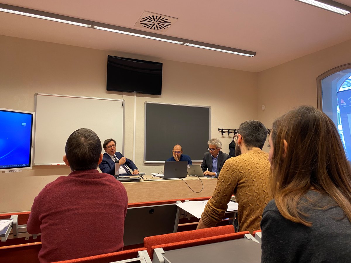 IussPavia's tweet image. Il mondo dell’impresa ha bisogno di umanisti? Chi si laurea in scienze umanistiche può apportare un valore aggiunto al mondo dell’innovazione? @IussPavia, #scuoleuniversitariesuperiori e #netval rispondono ai dottorandi nel corso della seasonal school (28-30/11).