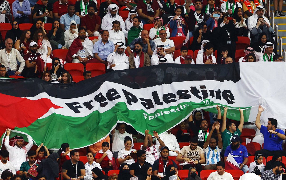 Footballtweet's tweet photo. The Palestinian flag was unfurled during the Netherlands-Qatar match. 🇵🇸

#NED | #QAT | #FIFAWorldCup https://t.co/lX28TX93Fo