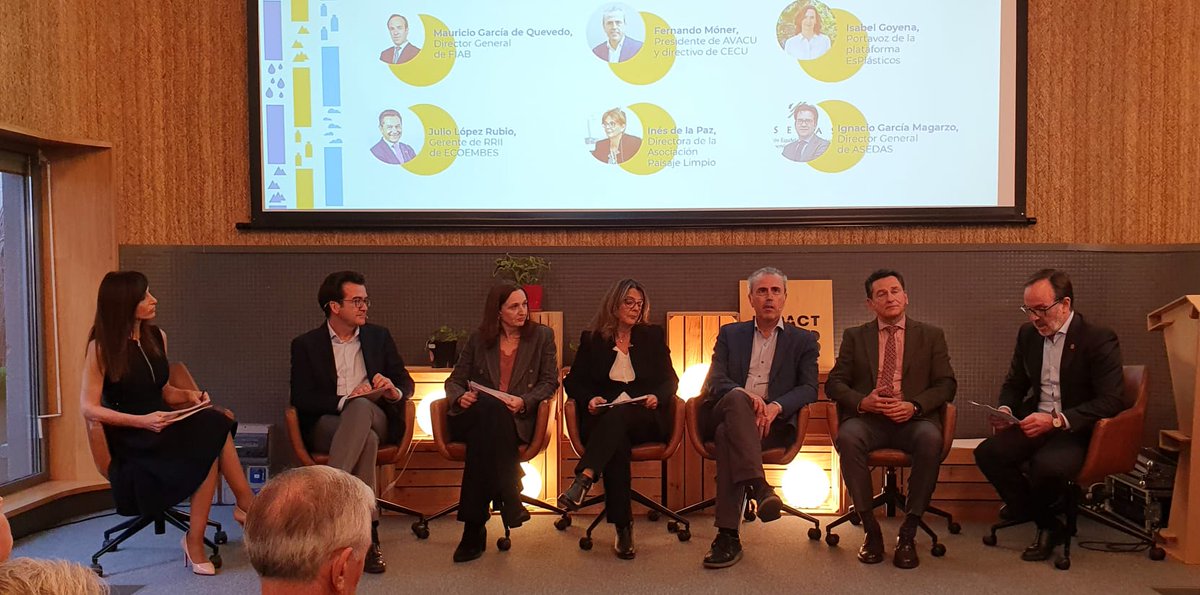 Empieza la mesa redonda “La legislación de envases, a debate”, con la participación de Mauricio García de Quevedo, <a href="/esFIAB/">FIAB</a>, <a href="/Juliolopezrubio/">julio lópez rubio</a>, <a href="/ecoembes/">Ecoembes</a>, <a href="/FernandoMoner/">Fernando Móner Romer</a>, <a href="/AVACUconsumo/">AVACU</a>, Inés de la Paz, <a href="/PaisajeLimpio/">Paisaje Limpio</a>, <a href="/isaigggoy1/">Isabel Goyena</a>, <a href="/esplasticos/">EsPlásticos</a> e <a href="/igmagarzo/">Ignacio G. Magarzo</a>, <a href="/ASEDAS_ORG/">ASEDAS Supermercados</a>