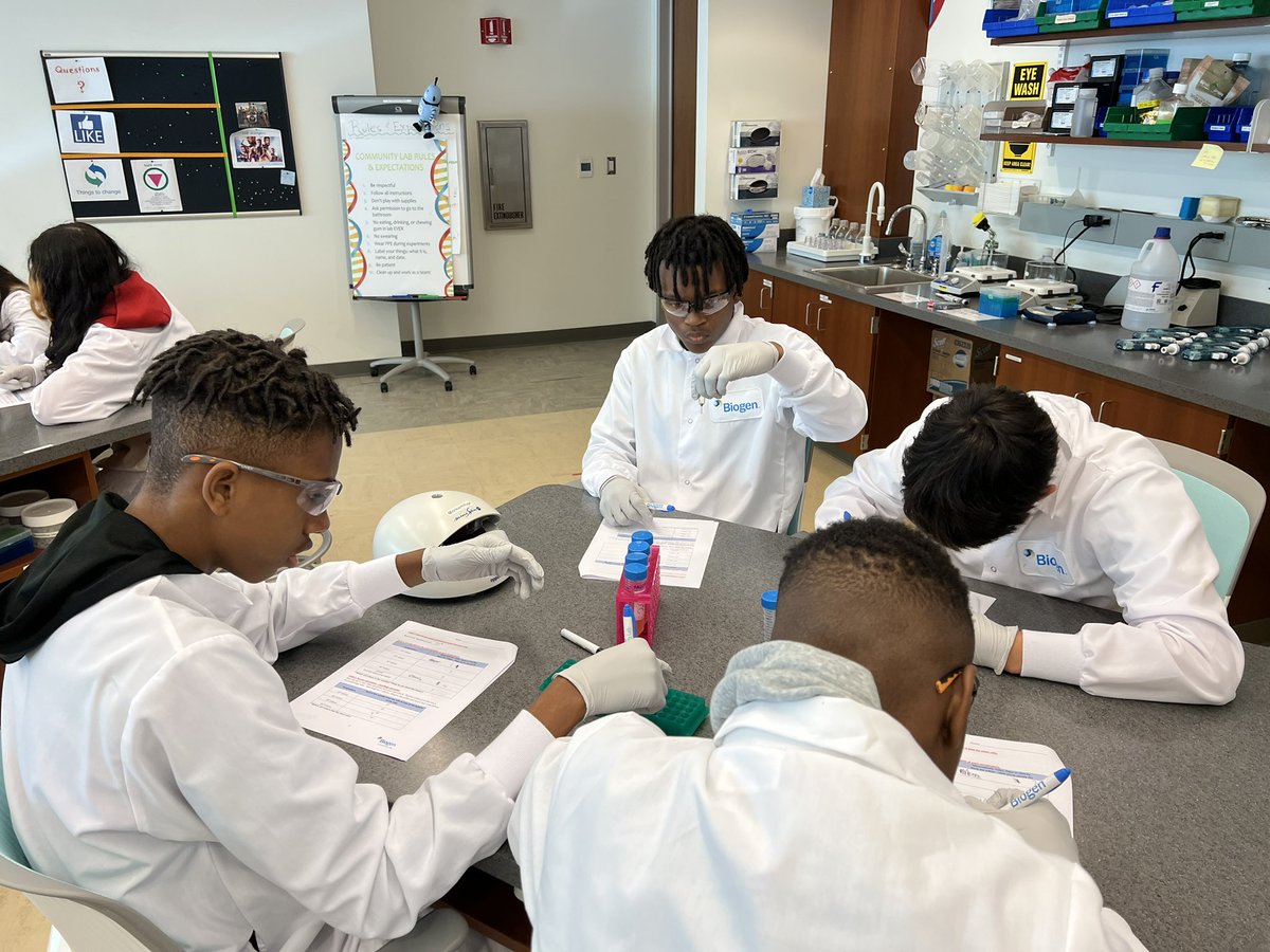 mrscottrobison's tweet photo. Great lesson on qualitative vs quantitative data as part of learning how cells are used in biotech @biogen RTP #communitylab https://t.co/jLfvPn2kzY
