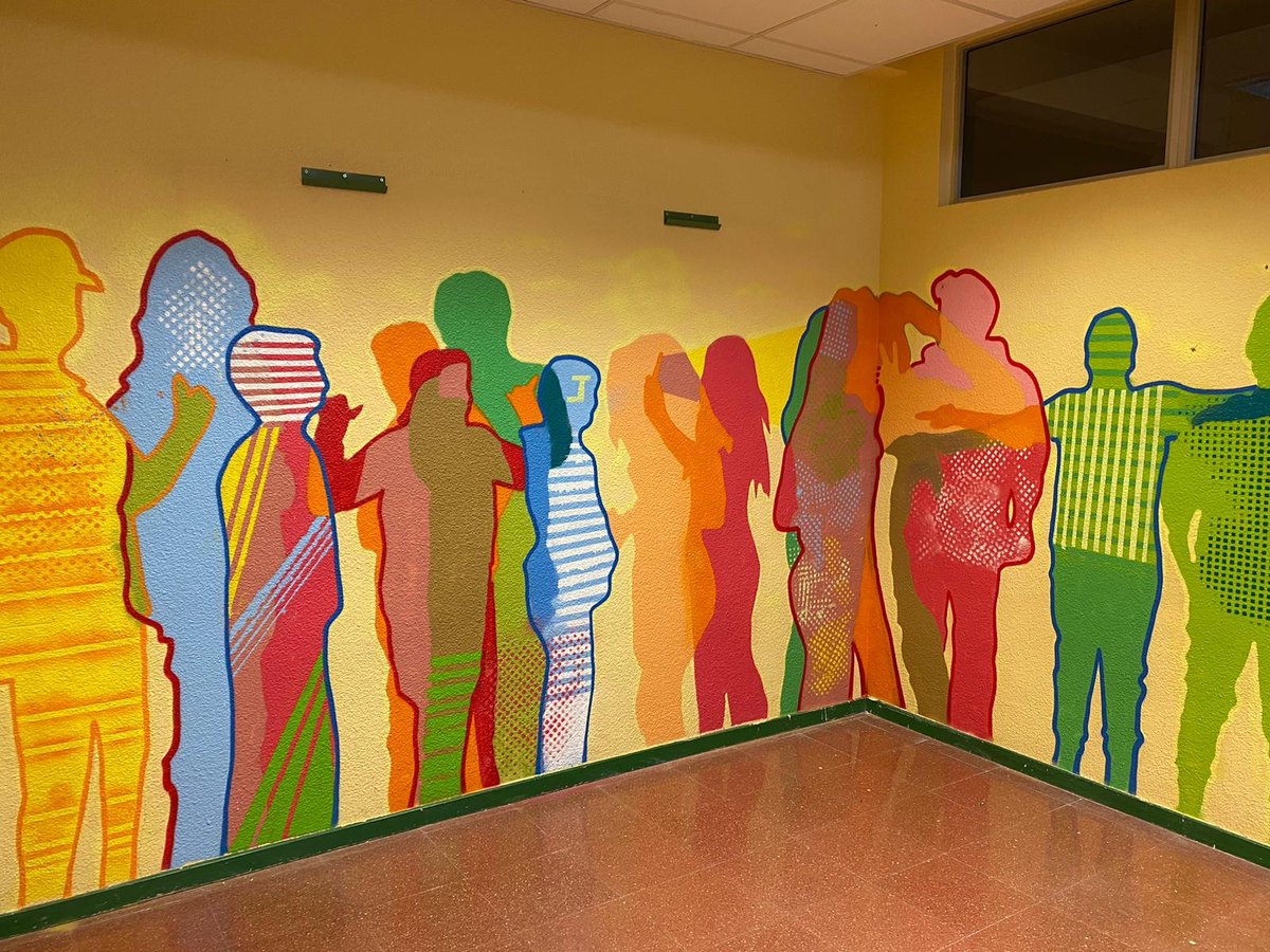 iestovar's tweet photo. 🖼 Alumnos del instituto y del CEAS Casa Cuna han terminado el mural que ahora decora el Aula 308 del @iestovar
🙌🙌 Resultado espectacular 👏👏
#Redecorando espacios #TovarSostenible
#centrosbits de @educacyl https://t.co/h4OdYdf12j