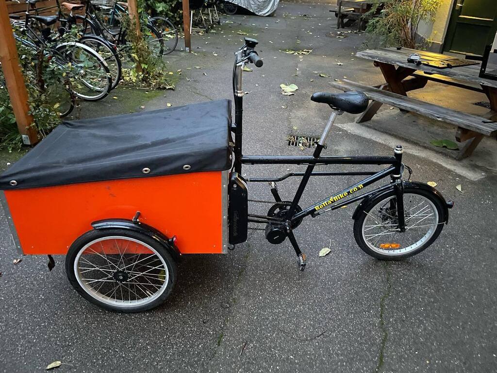 Vi sælger forøvrigt vores to ladcykler. Det er bellabike 4 modellen begge to med eftermonteret el fra greenrider. Der er dække og kaleche med og der kan følge børnesæder med dem to. Begge er fornyligt gennemset både ved bellabike og greenrider. Den røde … instagr.am/p/CljMV_fsJEq/
