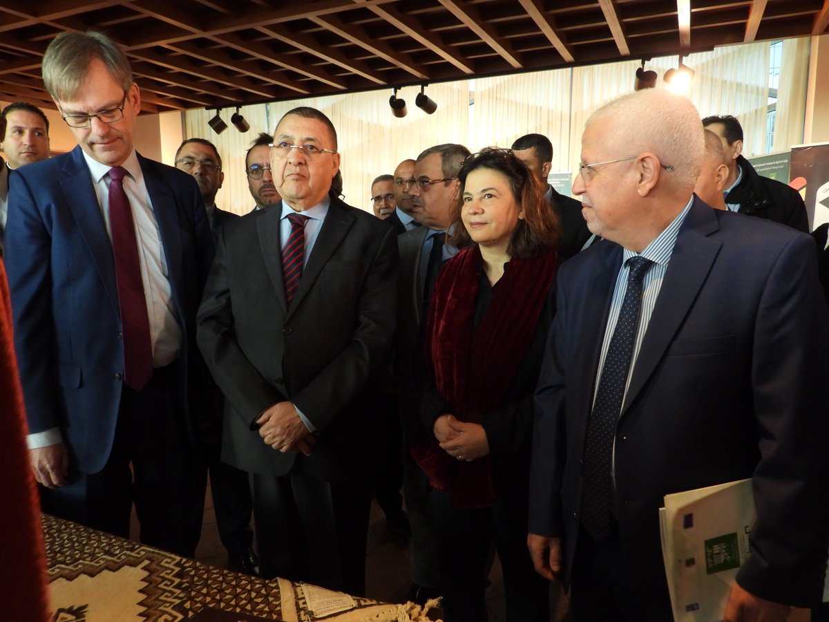 PNUDAlgerie's tweet photo. La rencontre nationale placée sous le thème «Les projets associatifs et le développement local durable», a été entamée par une visite des partenaires institutionnels du #CapDeL à une exposition réalisée par les associations bénéficiaires du Programme dans ses 8 communes pilotes.+ https://t.co/mnYgQnL9GL