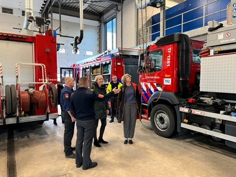Ministerie van J&amp;V op werkbezoek bij de #Gez_Brandweer. Middels een rondrit door het HIC een beeld geschetst van wat de GB betekent voor het gebied en hoe de GB zich voorbereid op de energietransitie. Tijdens bezoek aan een kazerne gesproken over de industriële brandweer.