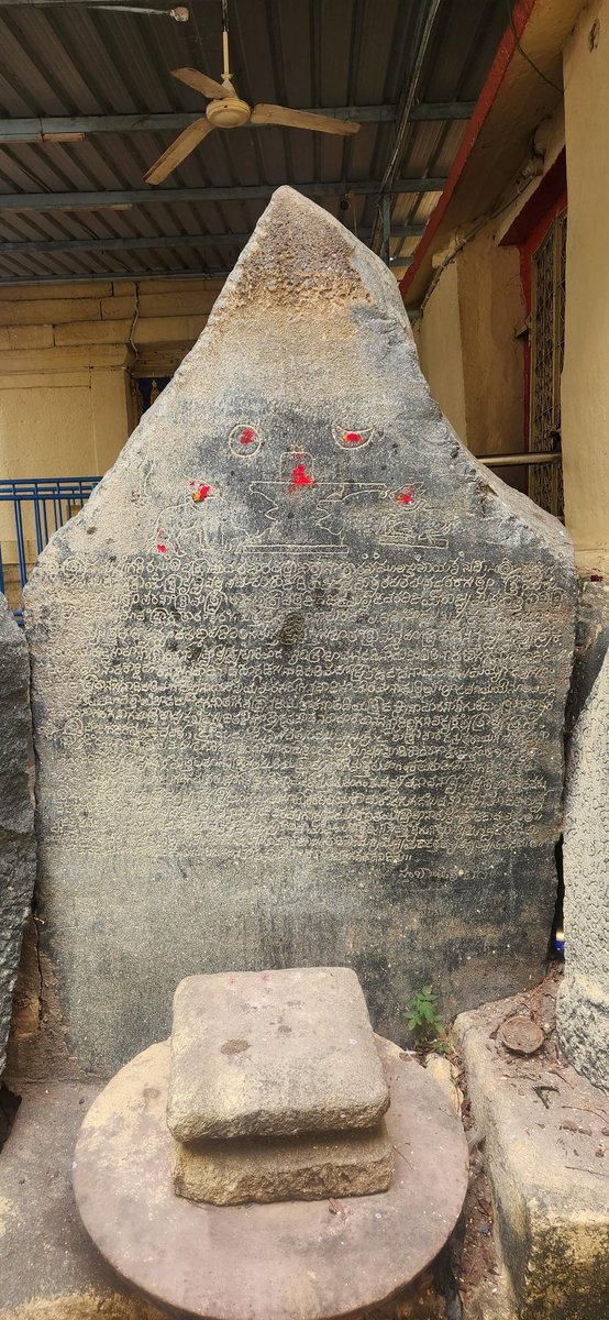 venkatbrr's tweet photo. @AyyangarBksr can you please tell what's written in this? It's in lord shiva temple, near by my native. It's believed that lord Rama created linga here using sand from Tungabadra river. https://t.co/3CzxwfvDwe