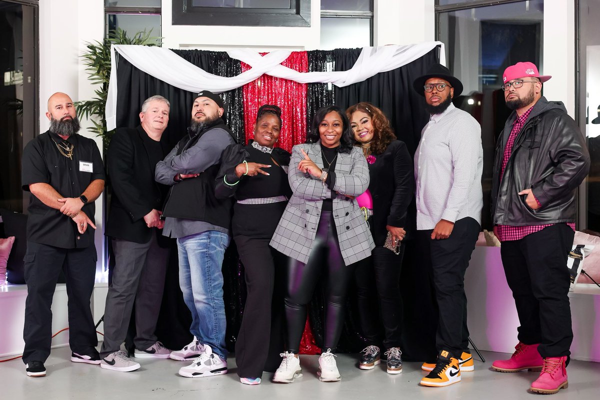 What a good lookin group <a href="/AnthonySauafea/">Anthony Sauafea</a> <a href="/maugarza05/">Mau Garza 🇲🇽</a> <a href="/Brown201Darius/">Darius Brown</a> 👟❤️