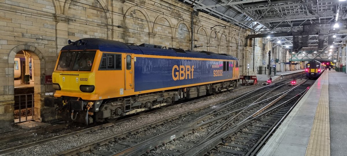 GBRf 92032 'IMECHE RAILWAY DIVISION' On standby duties @ Edinburgh 28th November 2022 🏴󠁧󠁢󠁳󠁣󠁴󠁿👍 @FreightmasterUK #class92 #gbrf #92032