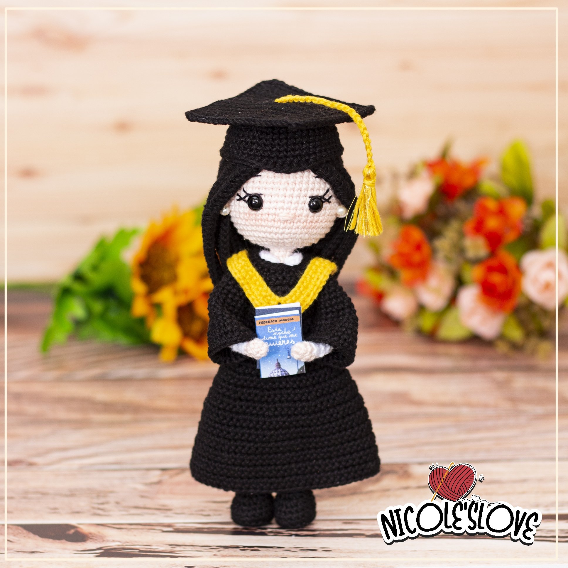 Muñeca graduada amigurumi sale
