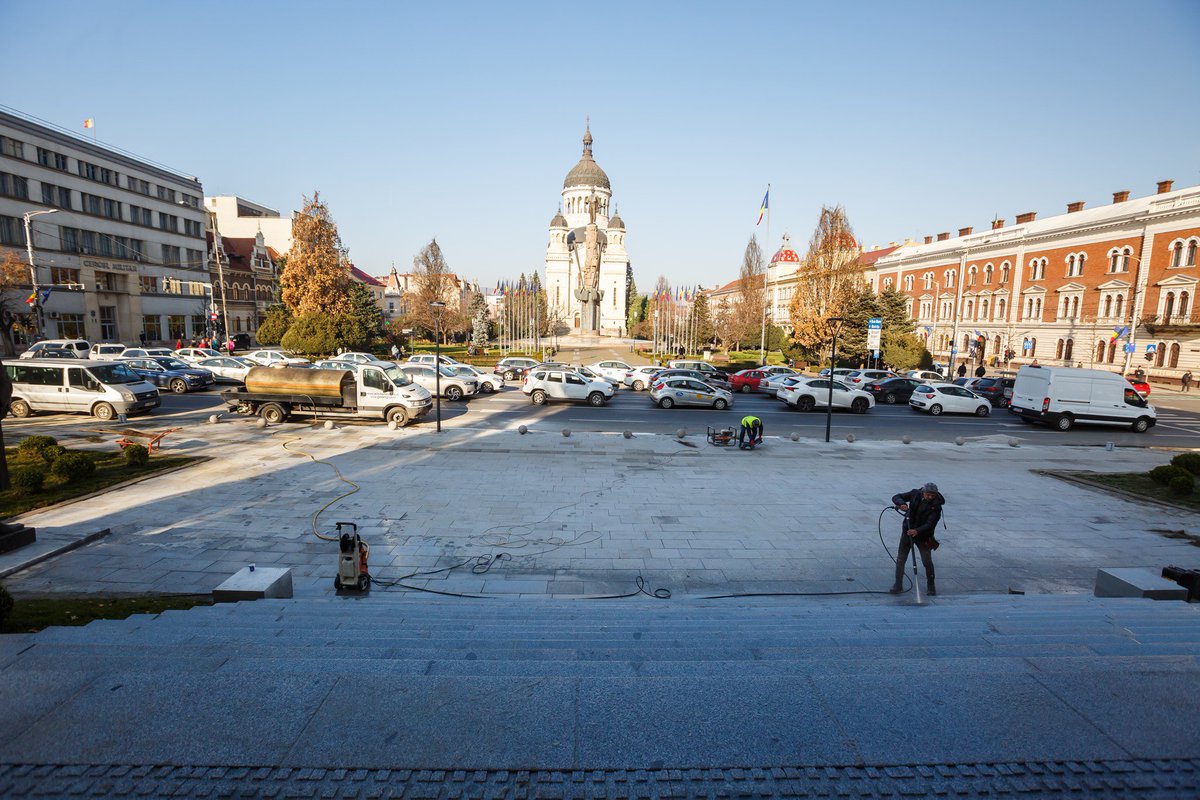 monitorulcj's tweet photo. Ultimele pregătiri în zona Teatrului Național pentru parada de #1Decembrie. @Emil_Boc: „Devine unul dintre punctele centrale ale manifestărilor dedicate Zilei Naționale” https://t.co/oBqQrn31dl https://t.co/214mzapvYh