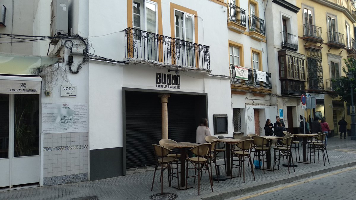 Bares cerrados que aún así ocupan la vía pública, q es suya, claro. <a href="/Ayto_Sevilla/">Ayuntamiento de Sevilla</a> <a href="/CentrodeSevilla/">CentroDeSevilla</a> @victimasturismo @SevillaCivica <a href="/CivilPlataforma/">Plataforma Sociedad Civil De Sevilla</a> <a href="/AdepaSevillaHca/">PatrimonioSevilla</a> <a href="/jlsanzalcalde/">José Luis Sanz</a> <a href="/Navarroantolin/">C. Navarro Antolín</a> <a href="/jesusvigorra/">Jesús Vigorra</a> <a href="/susavaldes/">Susana Valdés</a> <a href="/PoliciaSevilla/">Policía Local de Sevilla</a>