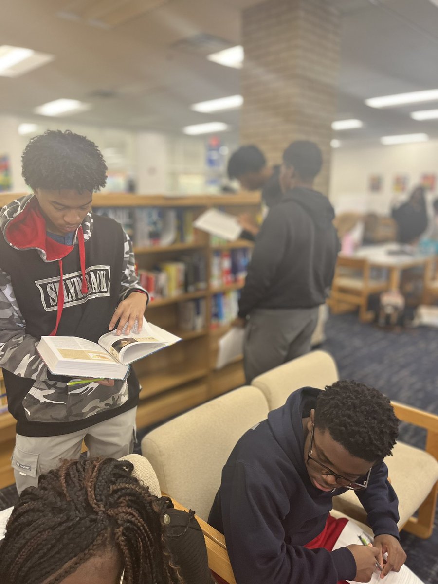 ShainaEducates's tweet photo. Closing out Native American Heritage Month with a “Who Am I” research activity! 📖 #NativeAmericanHeritageMonth 🪶 #Research 📝 #Encyclopedia 📚@LuellaHS_HCS @bhardnett12 @AntonioMattox2 @HenryCountyBOE https://t.co/eCfoUCEUw7
