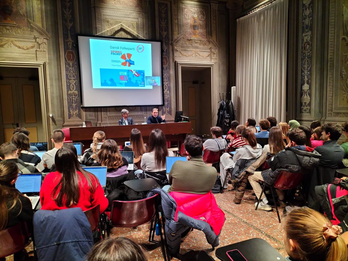 Polidemos_UCSC's tweet photo. A Brescia con @cmuzzi73 @Paul_Carelli @DamianoPalano e @AntonioCampati discutendo di #media e #populismo con le studentesse e gli studenti @Unicatt durante il nostro incontro “Vox populi” https://t.co/uH9lBzLe7b