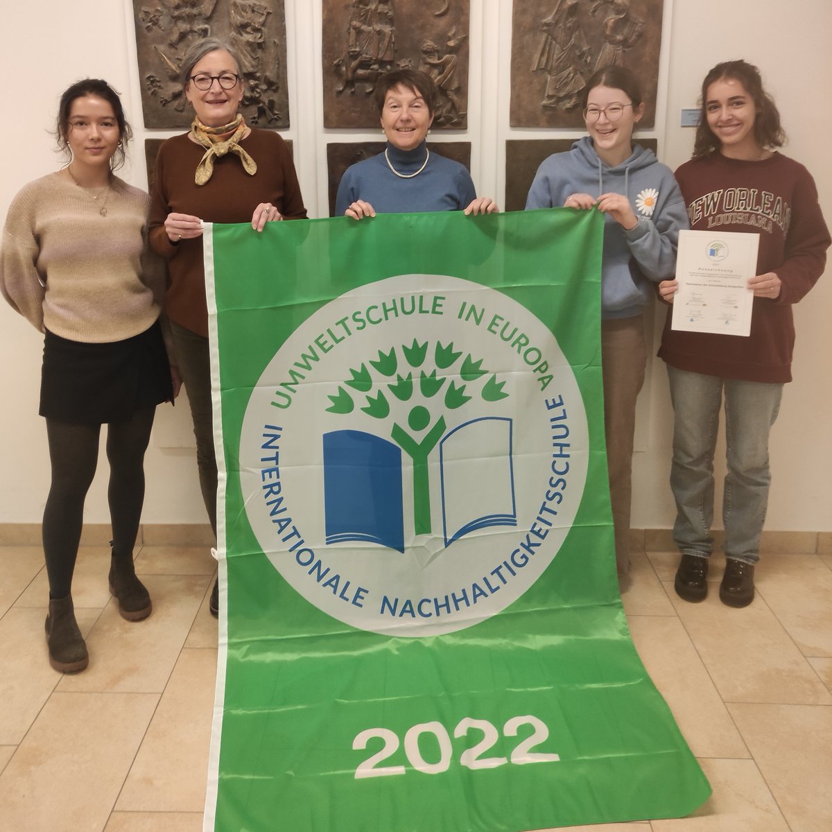 Gym_Seligenthal's tweet photo. Wir sind wieder UMWELTSCHULE!
Zum 13. Mal darf sich das Gymnasium #Seligenthal über die Auszeichnung als #Umweltschule freuen.
Die kreativen Arbeiten vieler Jahrgangsstufen und Fachschaften zu „Biologischer #Vielfalt“ und „Nachhaltigem Konsum“ wurden mit der Auszeichnung belohnt. https://t.co/XzJWNd0Iyg