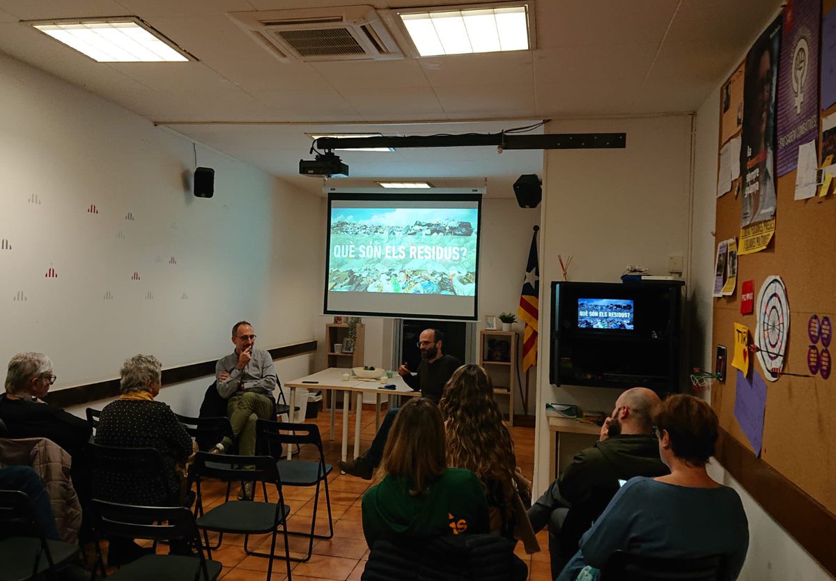 ERC_Eixample's tweet photo. Ahir al Casal vam parlar de gestió de residus amb el Víctor Mitjans. Transformar la gestió dels residus és un dels grans reptes per als propers anys i queda molt marge de millora!#ImpulsemEixample https://t.co/a29IN2ax8L