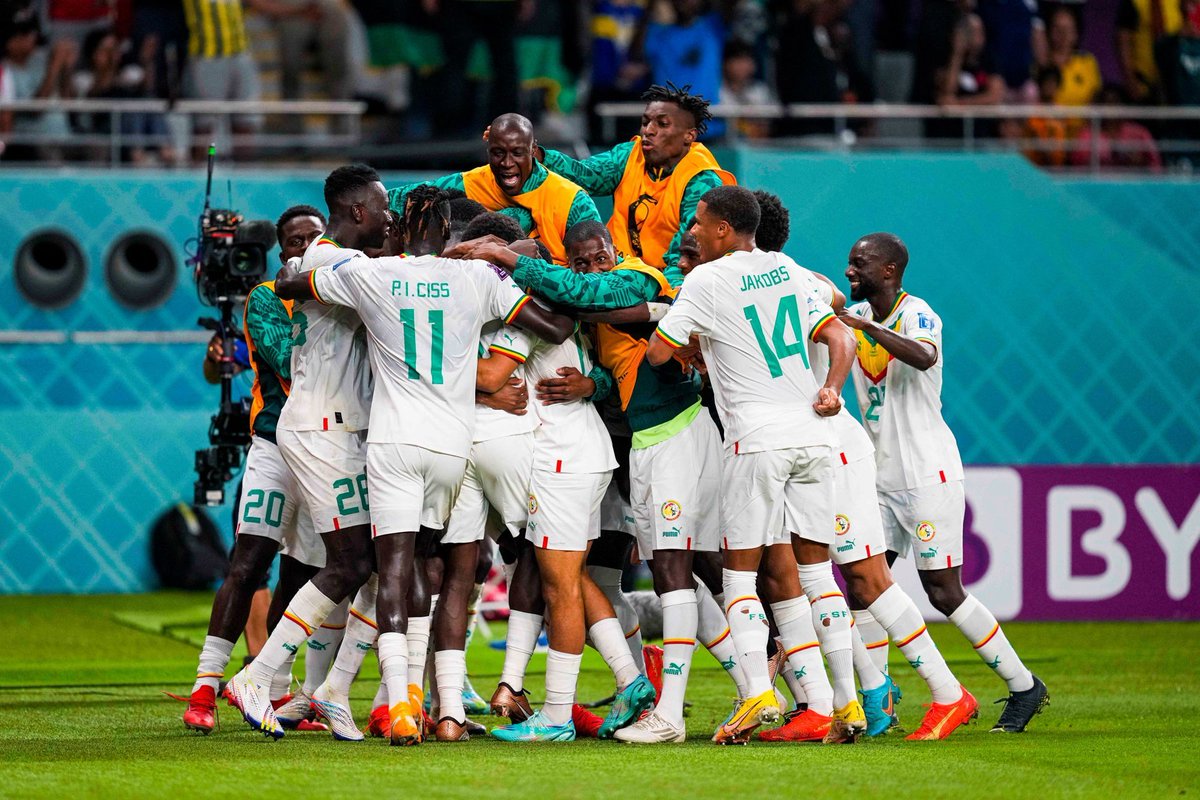 🚨 POUR LA PREMIÈRE FOIS DEPUIS 20 ANS, LE SÉNÉGAL EST QUALIFIÉ POUR LES HUITIÈMES DE FINALE DE LA COUPE DU MONDE ! 🇸🇳
