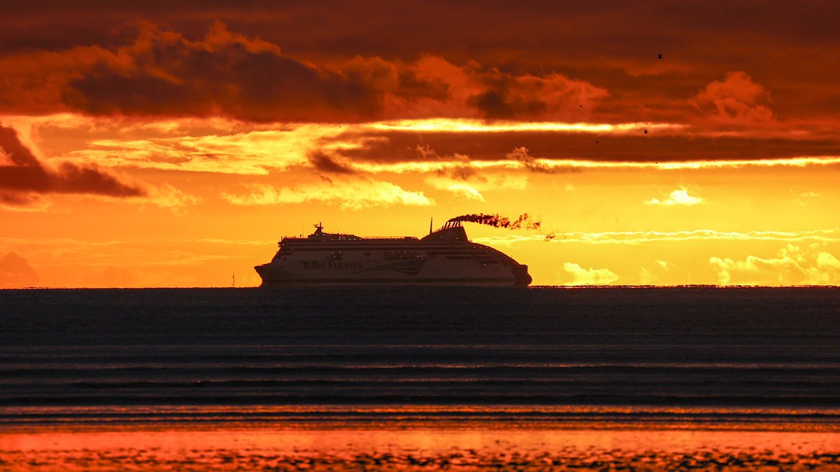 Some beautiful sunrise colours guiding @Irish_Ferries on its way this morning. 
#bullisland #sunrisecolours #dublinbay 

@AimsirTG4 @deric_tv @EarthandClouds @ThePhotoHour @LovinDublin @VisitDublin