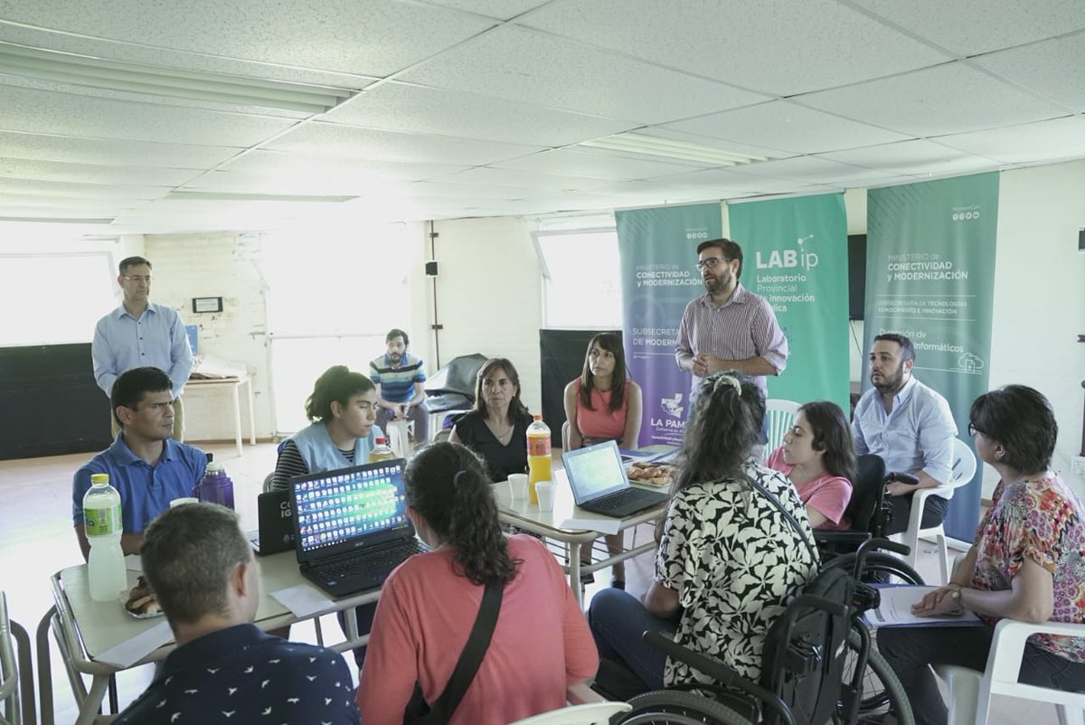 MinisterioCyM's tweet photo. ✅ Primera Jornada Participativa de Experiencia Digital Ciudadana 👥
Esta mañana nos reunimos con usuarias y usuarios de los servicios digitales del Gobierno provincial para analizar cada experiencia y proponer mejoras.
#LABip
#ConectamosyModernizamosLaPampa https://t.co/4kBLDqpXJx