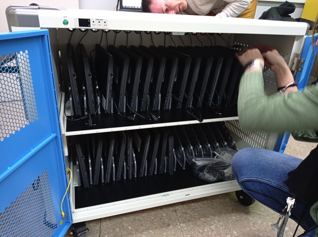 Aquest matí els membres de la Comissió Digital han deixat a punt els portàtils que faran servir els nostres alumnes de cinquè i sisè de primària. Fem més institut!