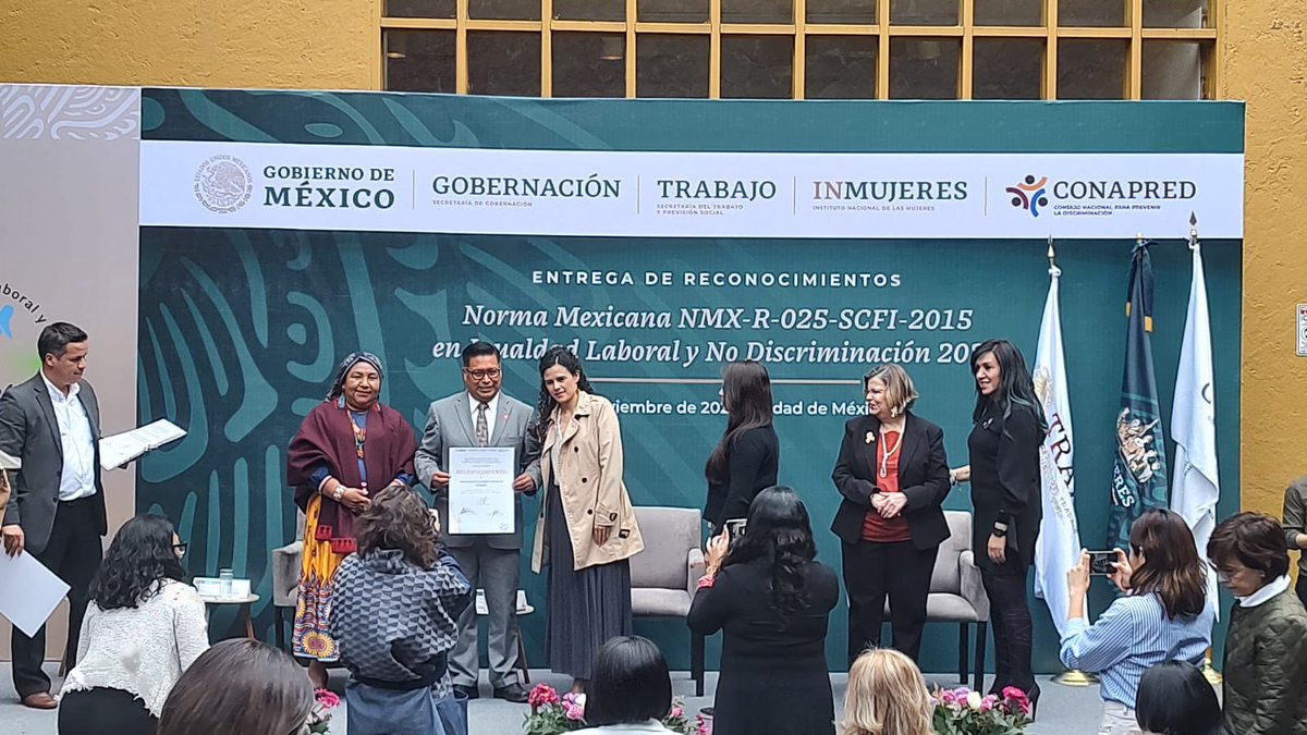 UTMZimapan's tweet photo. En concordancia con la Política de Igualdad y No Discriminación de @juliomenchaca_ y @natycastrejonv; el rector, Javier Cabrera Filomeno, recibió reconocimiento por el Consejo Interinstitucional de la Norma NMX-R-025-SCFI-2015 en Igualdad Laboral y No Discriminación. https://t.co/H7cWK8OqEZ