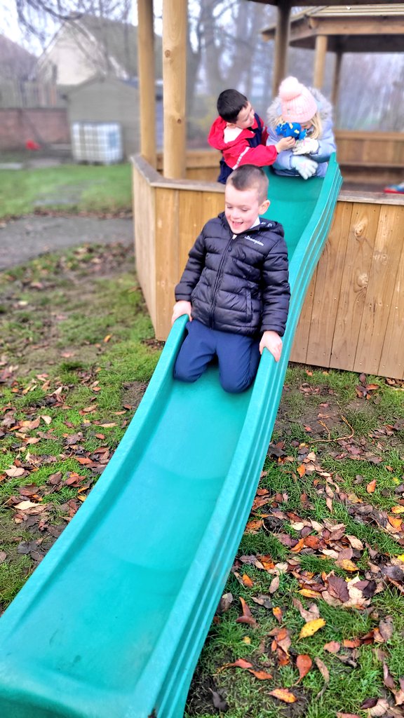 MorayPrimary1's tweet photo. We found different ways to come down the chute! Some of us helped our friends to climb up too! #Knees #Backwards #LikeSuperman #RiskyPlay #Outdoorplay https://t.co/VIwTMwUPEF