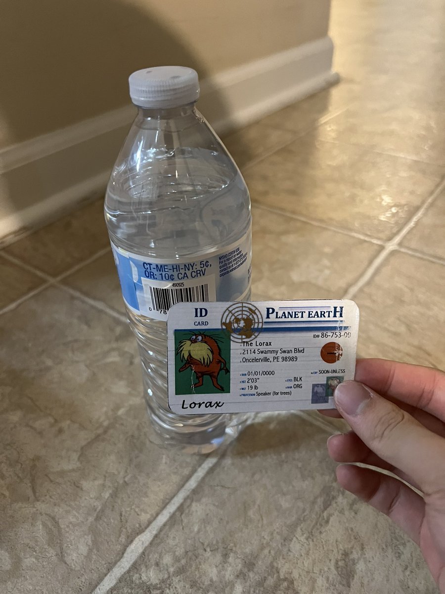 BrandyKim29's tweet photo. Plastic water bottles are just bad for the environment-the entire life cycle of disposable water bottles uses fossil fuels. Not only that it releases millions of carbon dioxide into the atmosphere per year and kills many creatures on land and water!♻️♻️#apeswater @franklinlorax https://t.co/4gL7FAKQHv