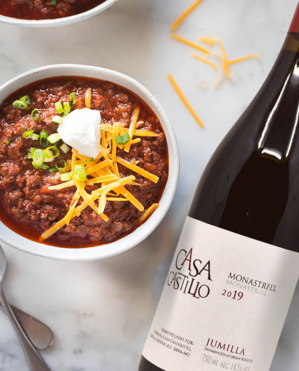 CalvertWoodley's tweet photo. Winter is the perfect time for a warm bowl of #chili, 

We suggest pairing two wines with your next batch of chili, the Le Fraghe Bardolino from Veneto &amp; 1 of our #FallCatalog #staffselections, Casa Castillo’s Monastrell from Jumilla.
#winepairings🍷 #winesale #washingtondc https://t.co/nd5rW6RqGH